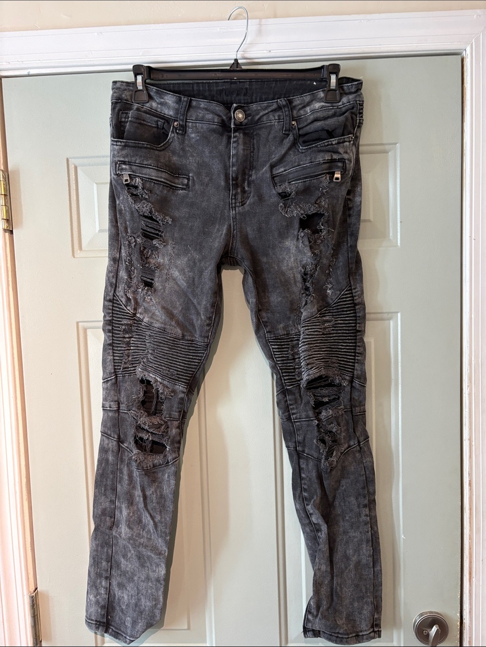 Rue21 Men’s Distressed Washed Gray Skinny Jeans